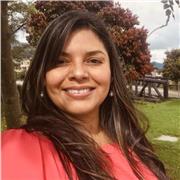 Profesor imparte clases de ciencias a niños de to todas las edades